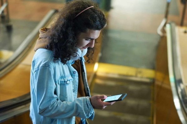 Qual è il modo più sicuro per installare un'impianto di navigazione integrato in un veicolo con interfaccia non standard?